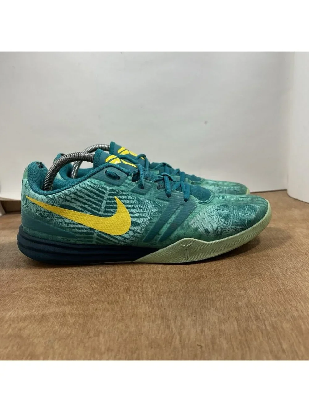 Nike Kobe Mentality Mens Size 10 Athletic Basketball Sneakers Easter